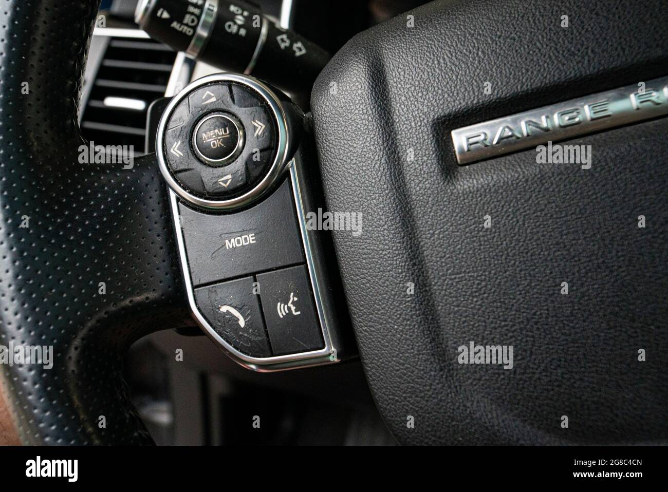 Range rover steering wheel hi-res stock photography and images - Alamy
