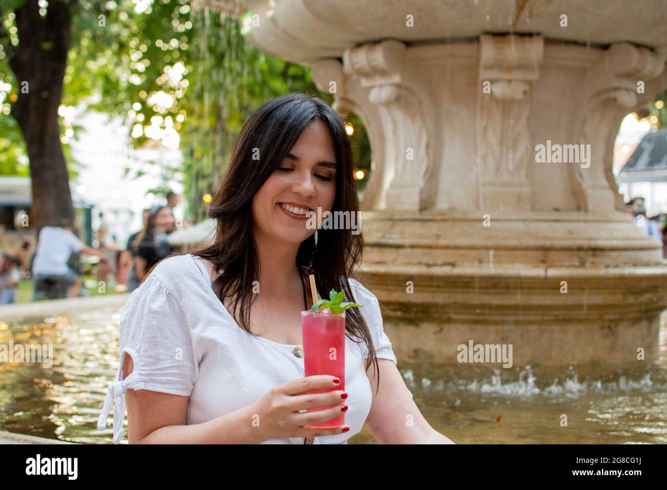 Woman sitting on edge of fountain hi-res stock photography and images ...