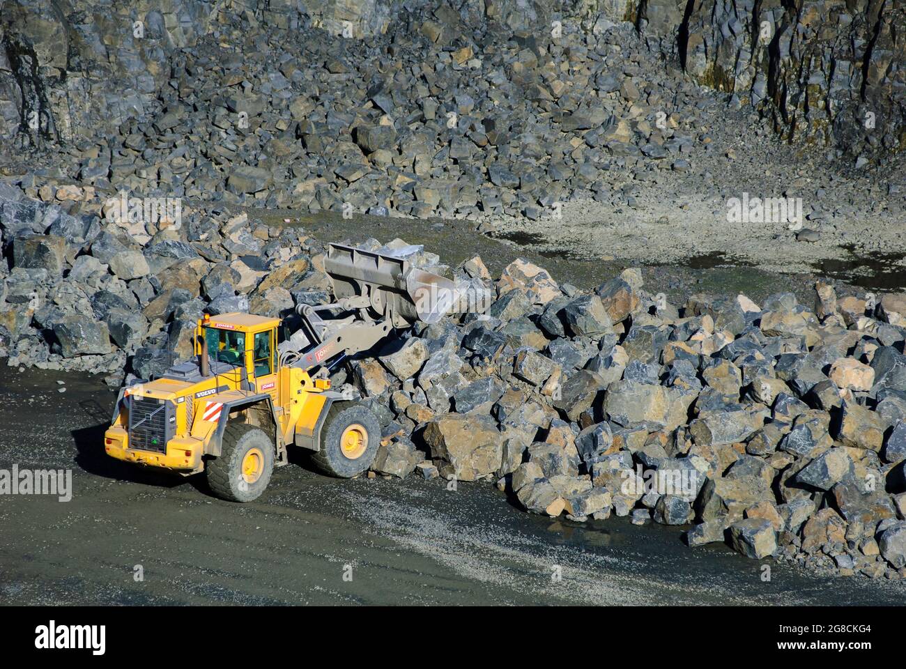 Volvo L1500 wheel loader at work in a quarry in England. Stock Photo