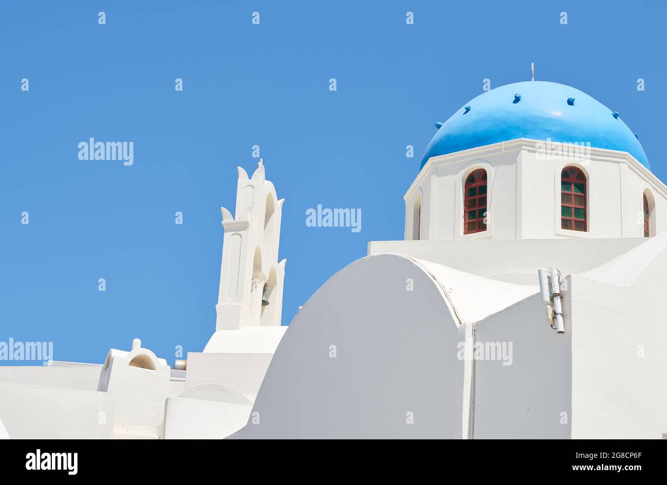 Traditional whitewashed building in Oia, Santorini, Greece Stock Photo ...