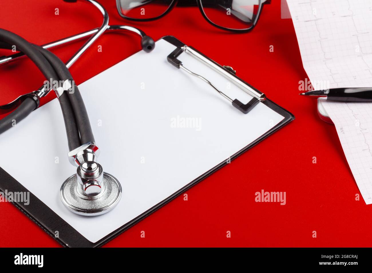 blank clipboard with modern stethoscope Stock Photo - Alamy
