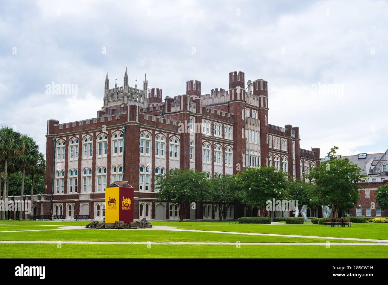 NEW ORLEANS, LA, USA - JULY 17, 2021: Rear view of Loyola University administration building and sign Stock Photo