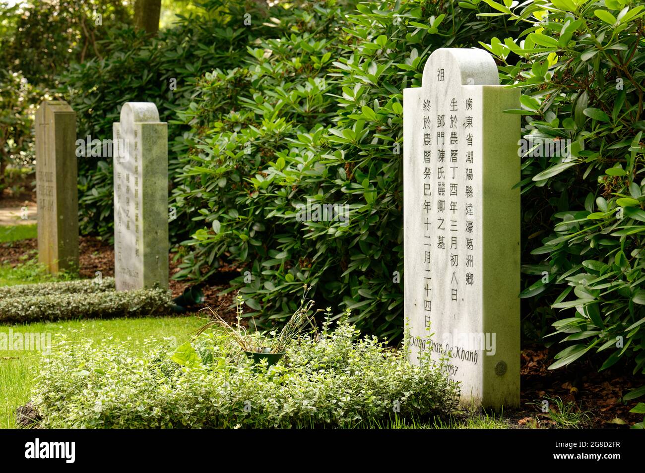 Grabstiene mit chinesischer Schrift, Stadtfriedhof Stöcken in Hannover, Deutschland / Germany Stock Photo