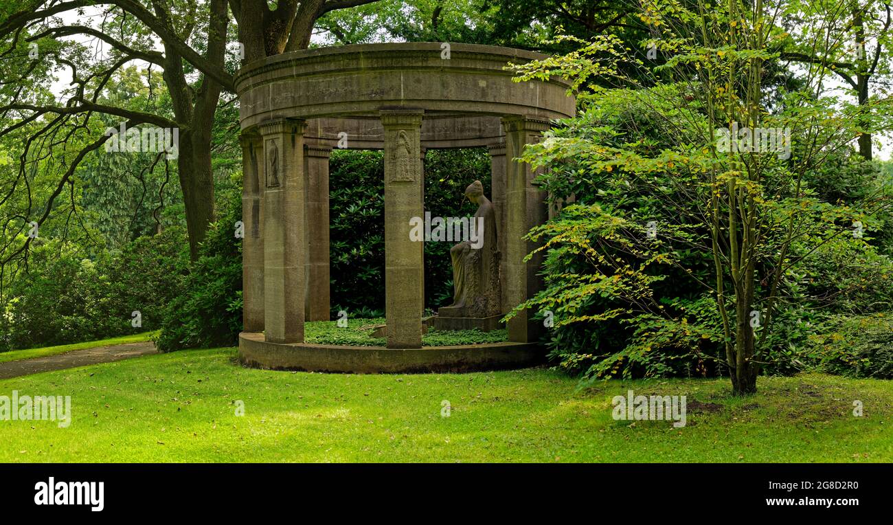 HQ Panorama - Frauenskulptur in einer Rotunde, Grabstein, Bildhauerei, Stadtfriedhof Stöcken in Hannover, Deutschland / Germany Stock Photo