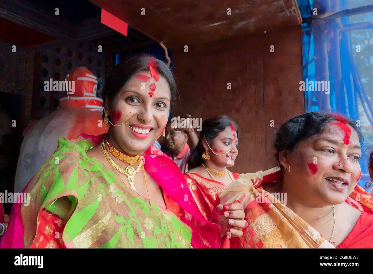 kolkatawest bengalindia 9th october 2019 joyful bengali married women in sindoor or sindur khela traditional ritual of applying vermilion to fa 2G8DBWE
