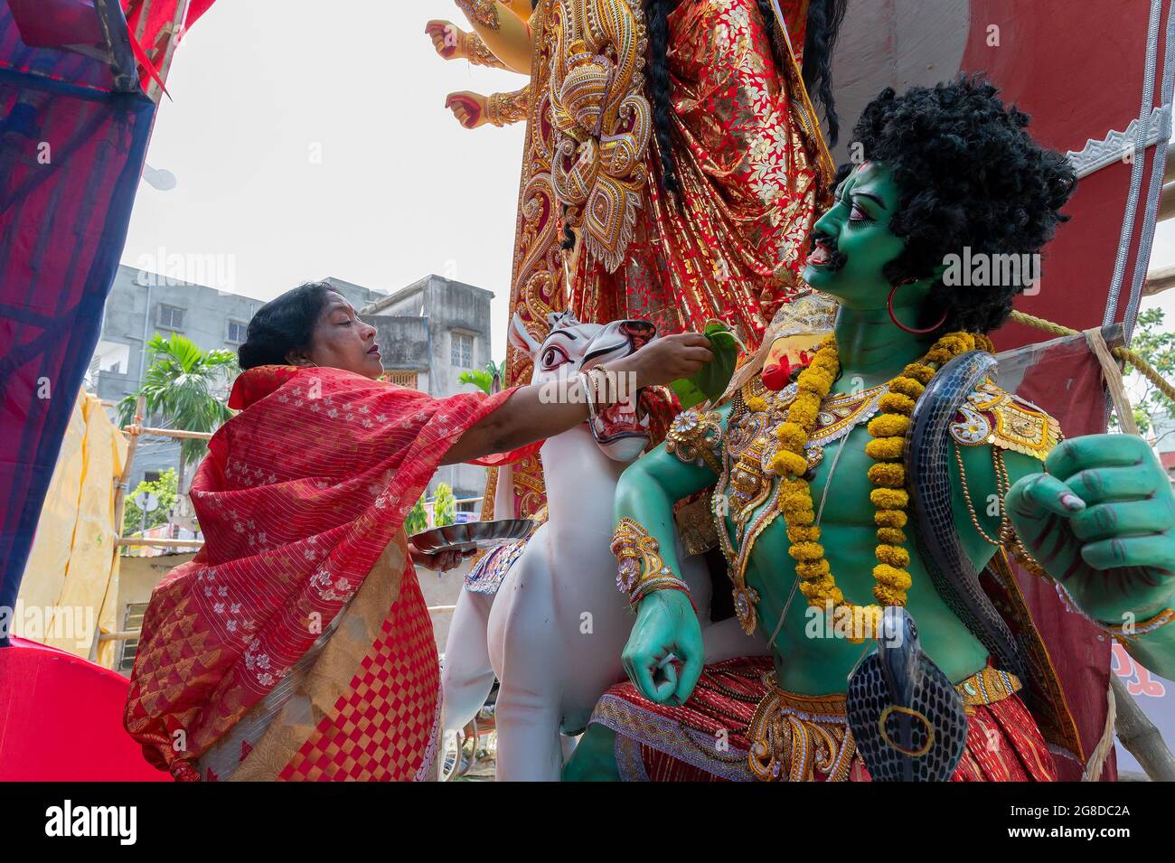 Howrah, West Bengal, India- 8th October 2019 : Vijayadashami, married Bengali Hindu woman offering paan to Mohishasur, asur, the demon. Durga puja fes Stock Photo