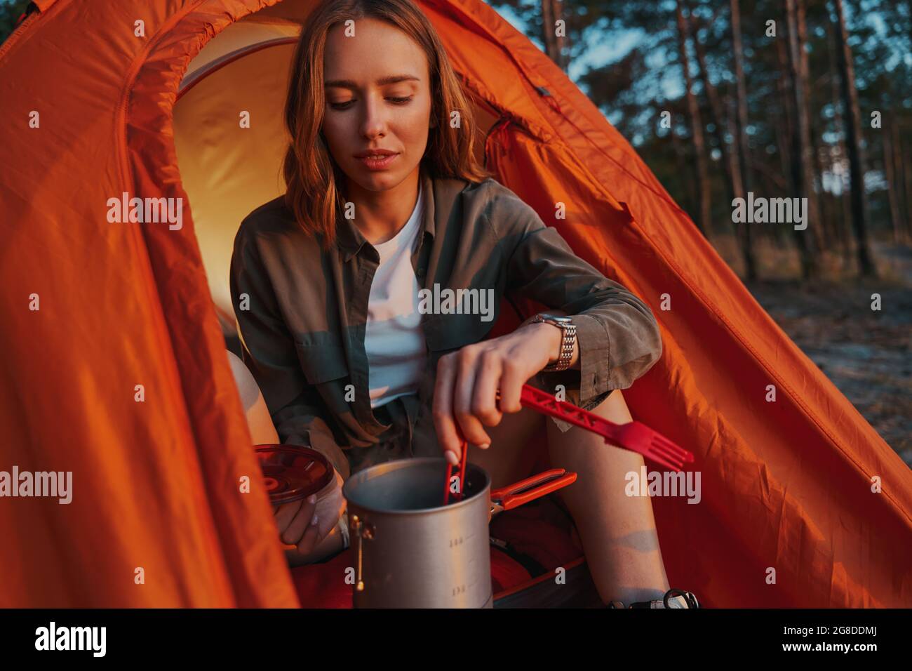 Person using fold out plastic spoon for mixing tea Stock Photo - Alamy