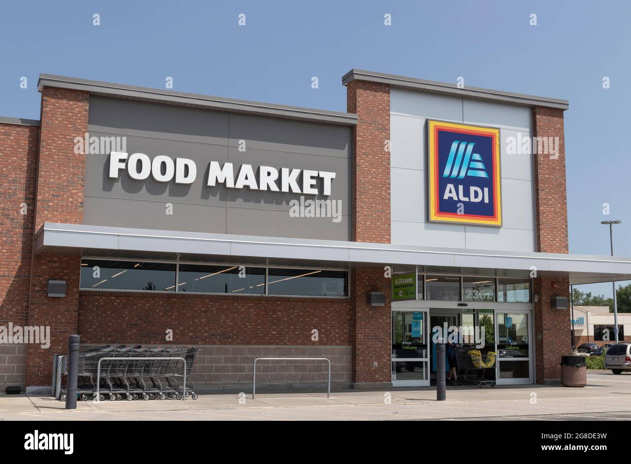 Plainfield - Circa July 2021: Aldi Discount Supermarket. Aldi sells a range of grocery items, including produce, meat and dairy at discount prices. Stock Photo