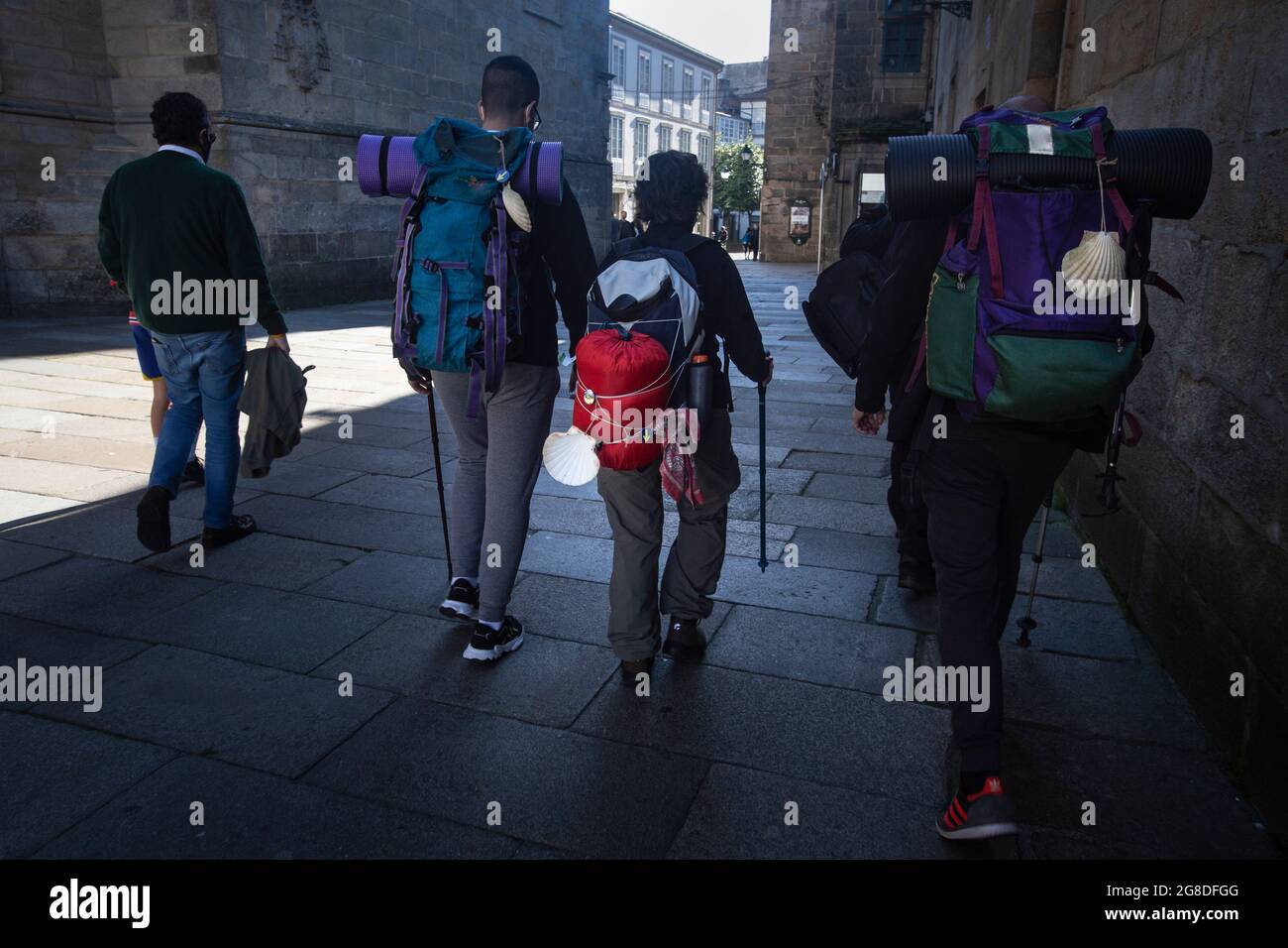 Un grupo de peregrinos sale de la Plaza del Obradoiro en Santiago de Compostela. Stock Photo