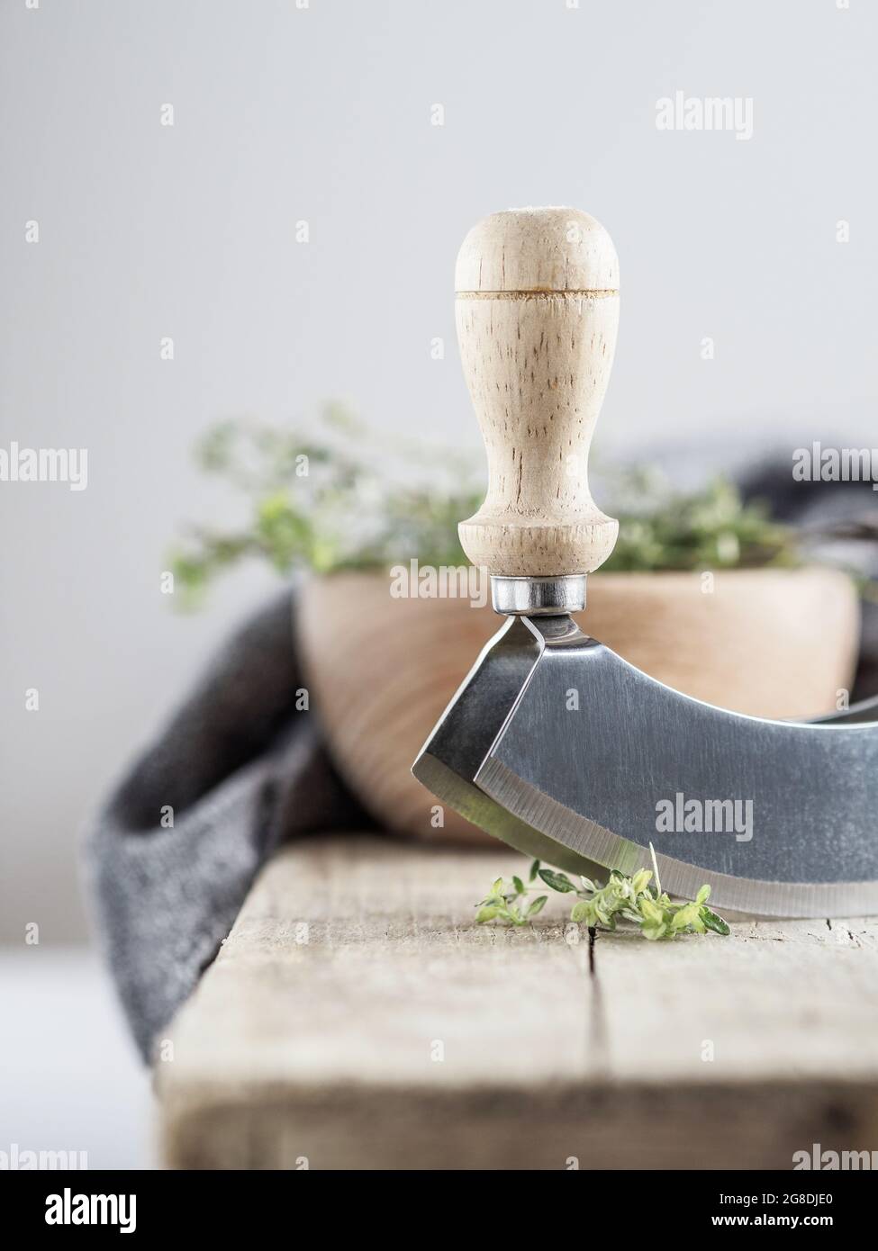 https://c8.alamy.com/comp/2G8DJE0/fresh-green-thyme-thymus-vulgaris-with-herb-chopper-knife-on-vintage-wooden-table-copy-space-2G8DJE0.jpg