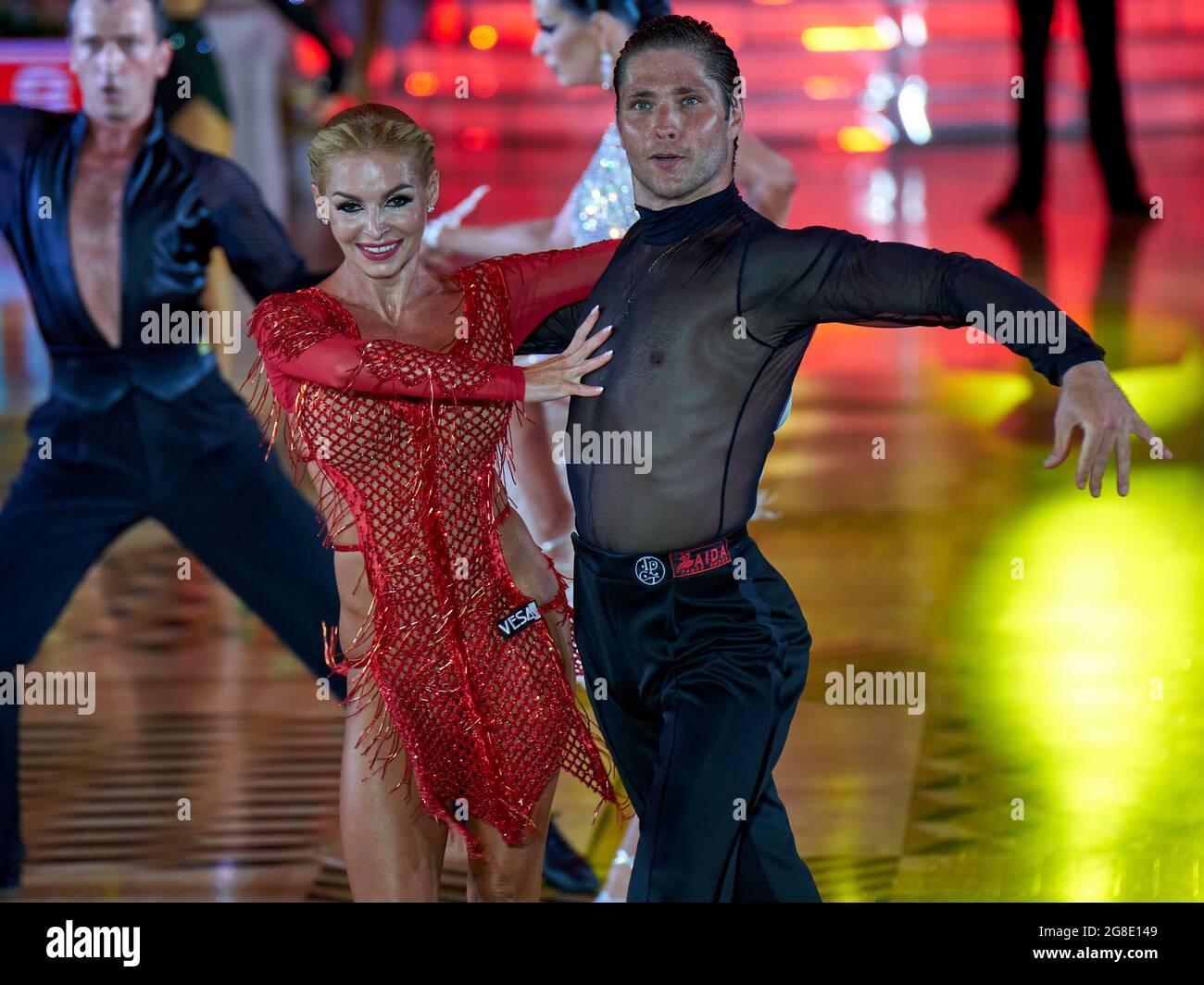 Anal tiqinlar bilan er va xotinning fotosurati