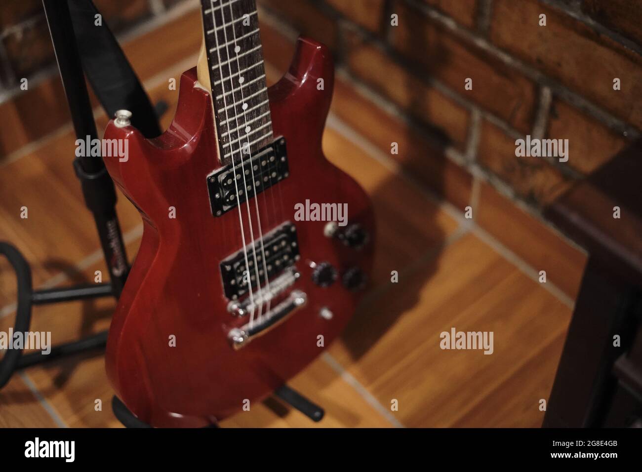 Guitarra eléctrica roja, Red electric guitar. Stock Photo