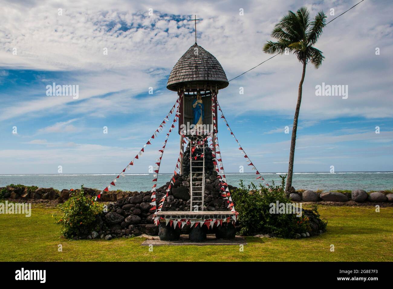 Christian statue in a traditional housing on Lano beach in SavaiÂ´i, Samoa, South Pacific Stock Photo