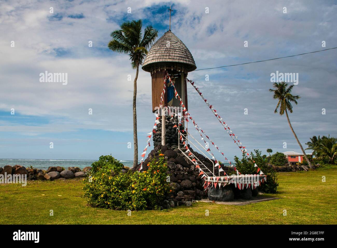 Samoa Statues Christian statue in a traditional housing on Lano beach in Savai´i ...