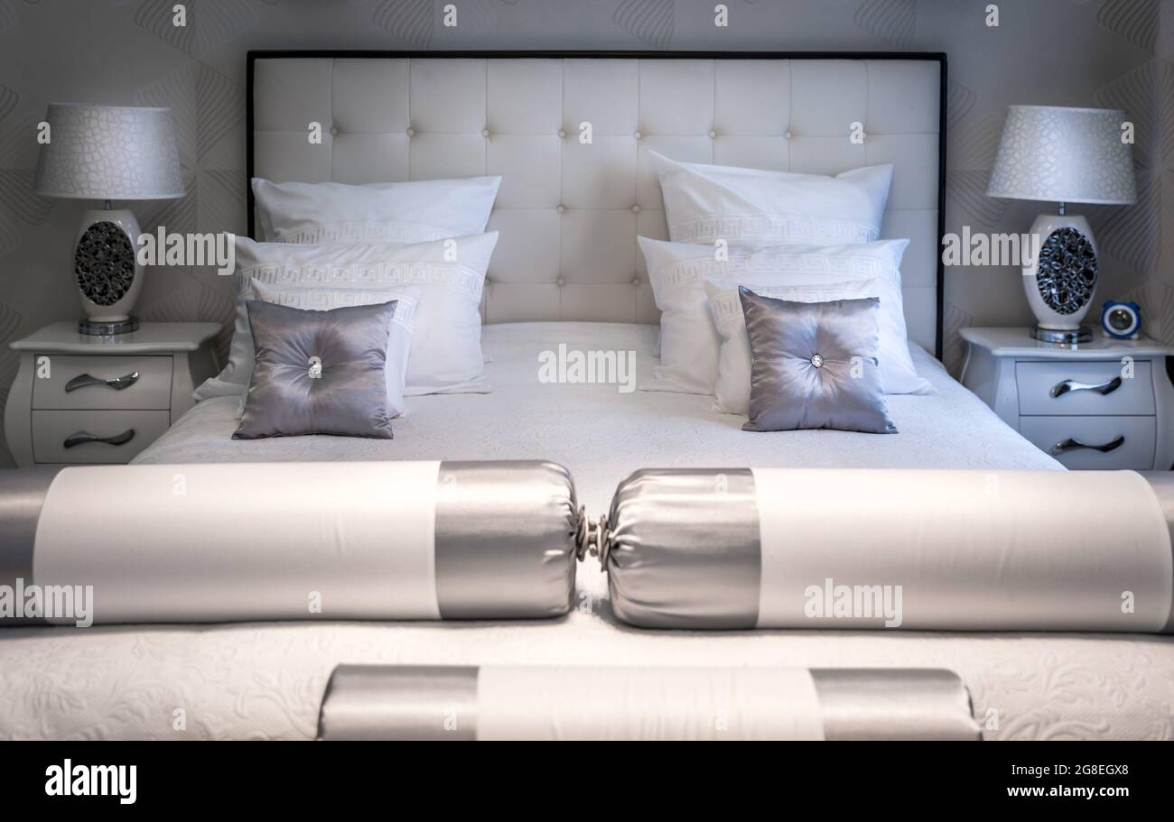 King sized bed in a luxuary hotel room Stock Photo Alamy