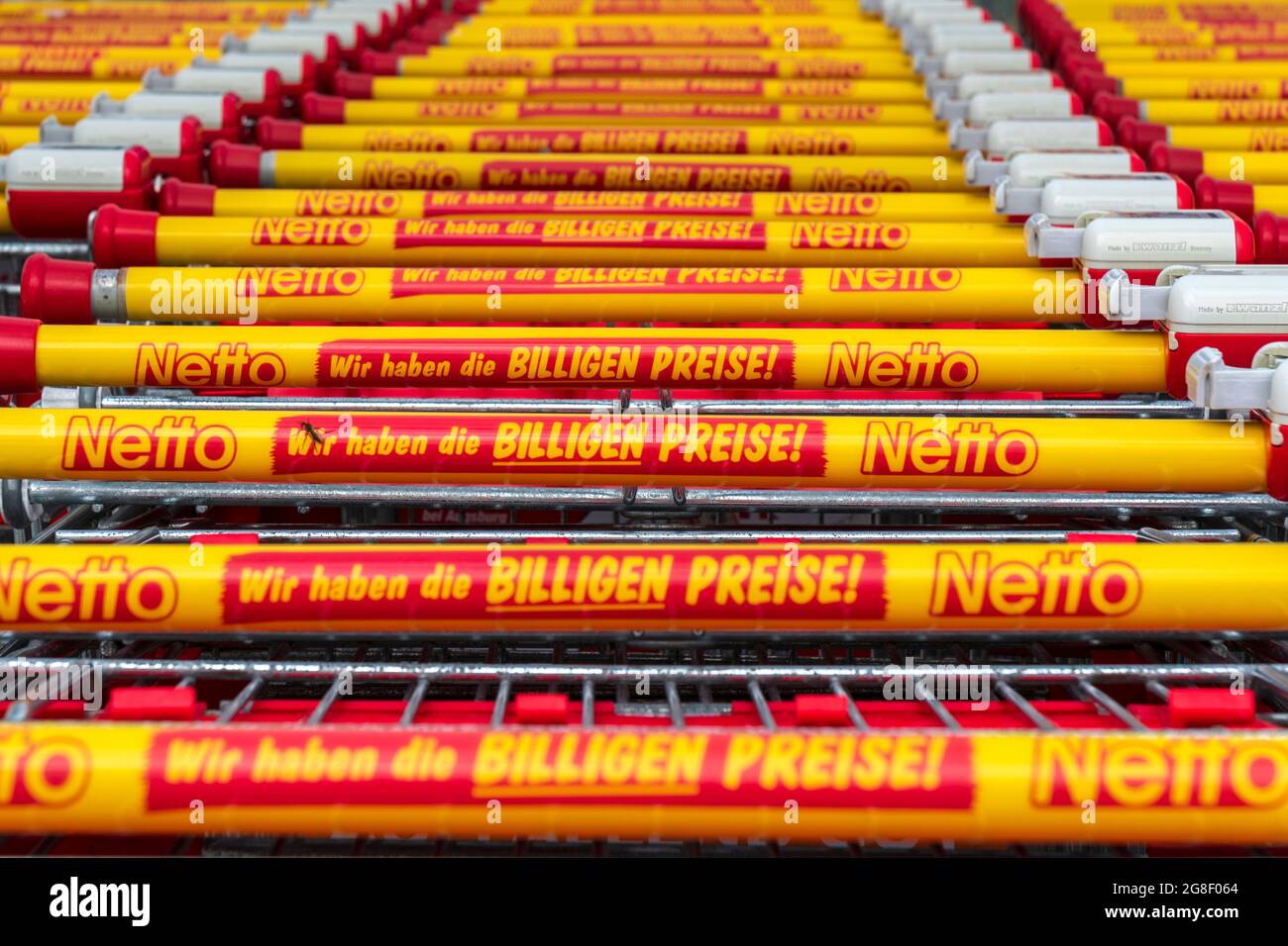 Filiale der Firma Netto in Schwabmünchen mit gestapelten Einkaufswagen Stock Photo