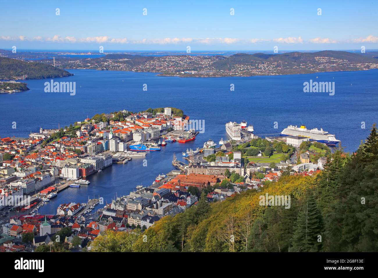 Ariel view of Bergen harbour, with colourful, gabled wooden houses, waterfront restaurants, cruise ships docked & a fish market. Bergen, Norway Stock Photo