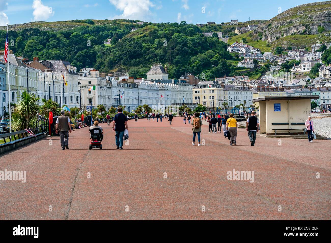 LLANDUDNO, WALES JULY 05, 2021 Hotels line a curving Llandudno promenade Stock Photo Alamy