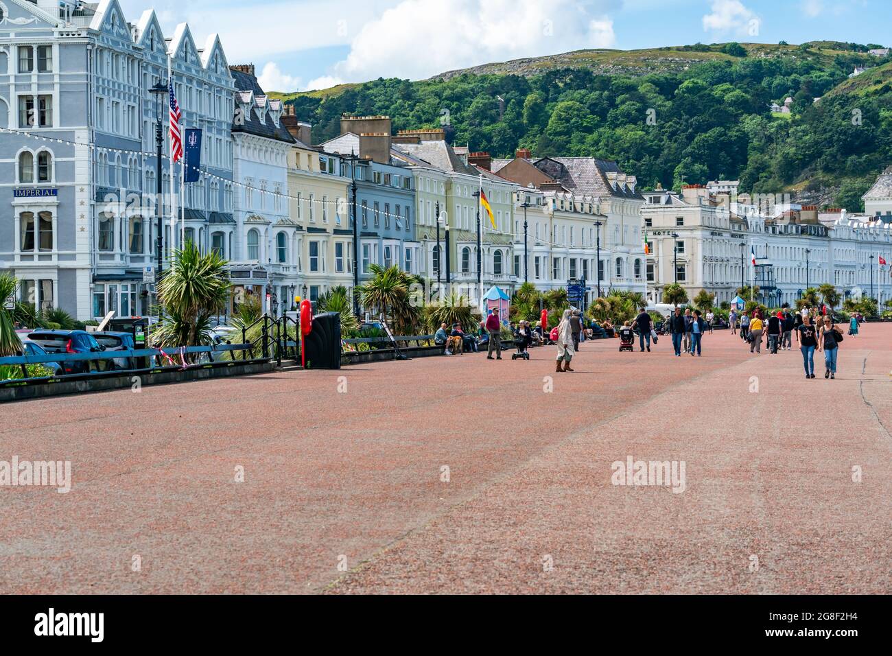 LLANDUDNO, WALES JULY 05, 2021 Hotels line a curving Llandudno promenade Stock Photo Alamy