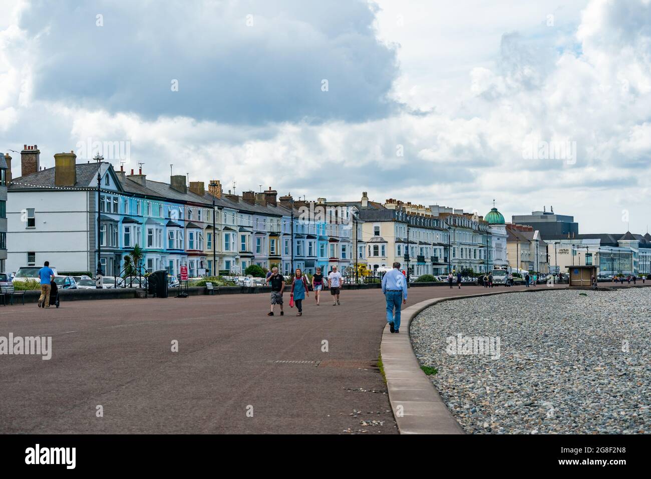 LLANDUDNO, WALES JULY 05, 2021 Hotels line a curving Llandudno promenade Stock Photo Alamy