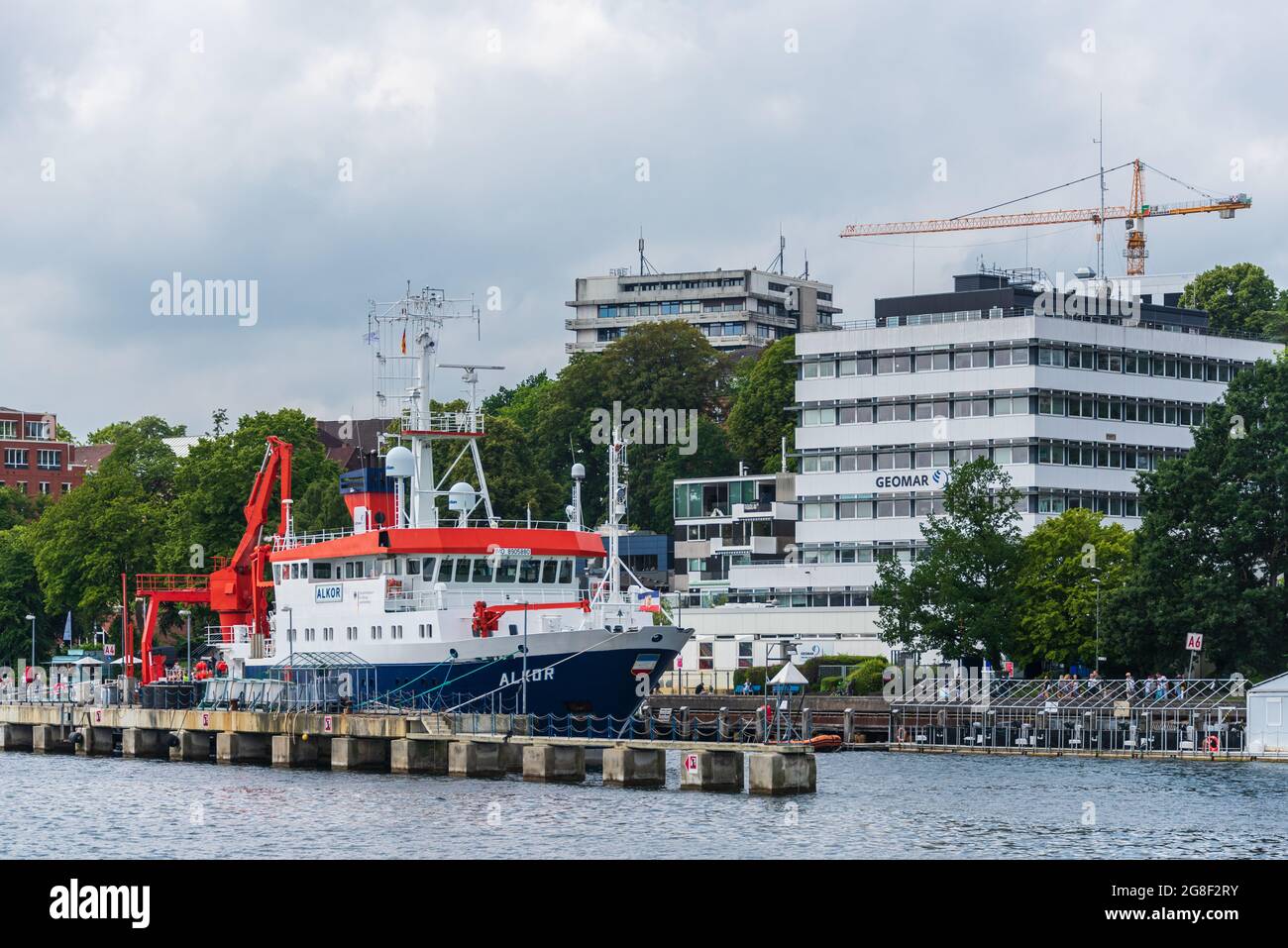 Kiel Hafenimpressionen - Das Gebäude von GEOMAR an der Kiellinie, davor das Meeresforschungsschiff ALKOR Stock Photo