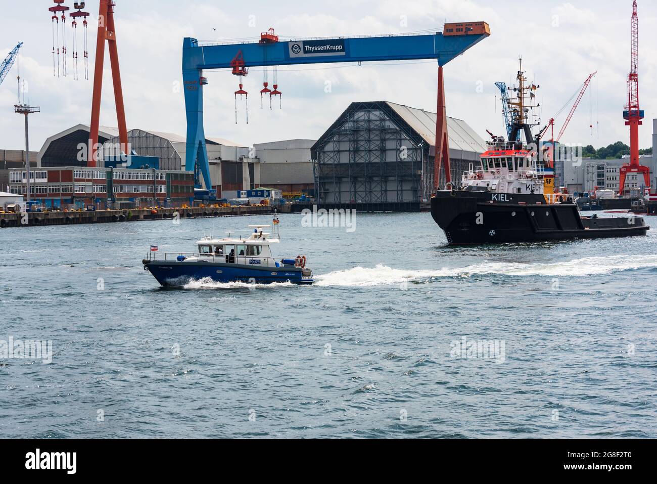 Kiel Hafenimpressionen - Ein Polizeiboot und ein Hafenschlepper vor den Werften in Kiel Stock Photo