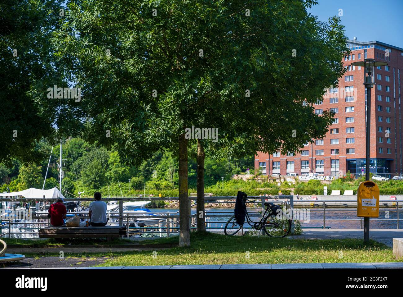 Kiel Hafenimpressionen - Gelegenheit zum Rasten und entspannen am Ufer der Schwentine in Kiel Wellingdorf Stock Photo