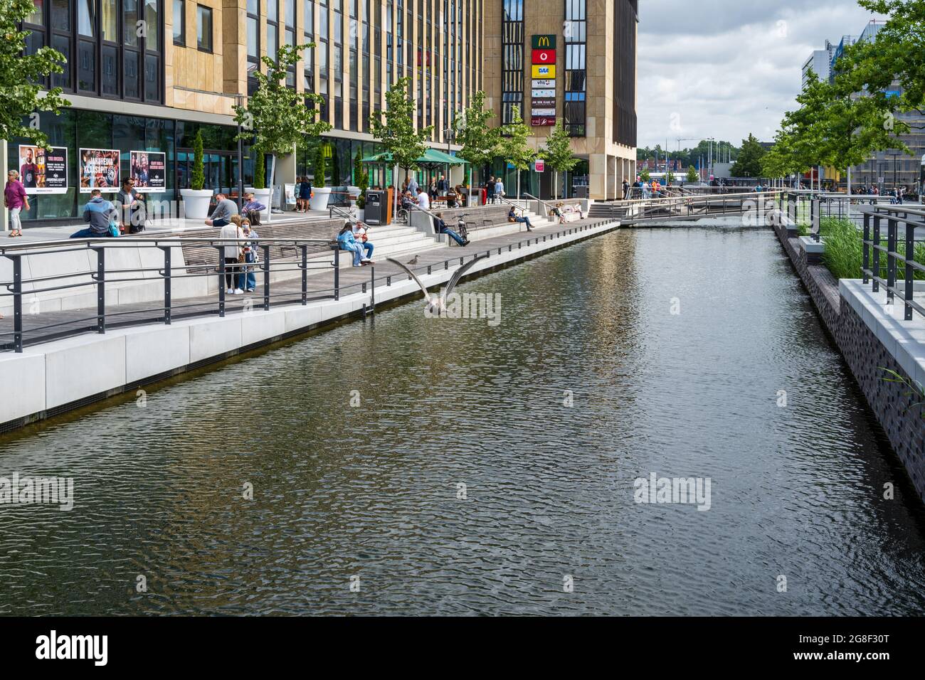 Kiel Hafenimpressionen - Die Kieler Innenstadt, in der Fußgängerzone befindet sich das Holstenfleet zum Verweilen und entspannen, Systemgastronomie so Stock Photo