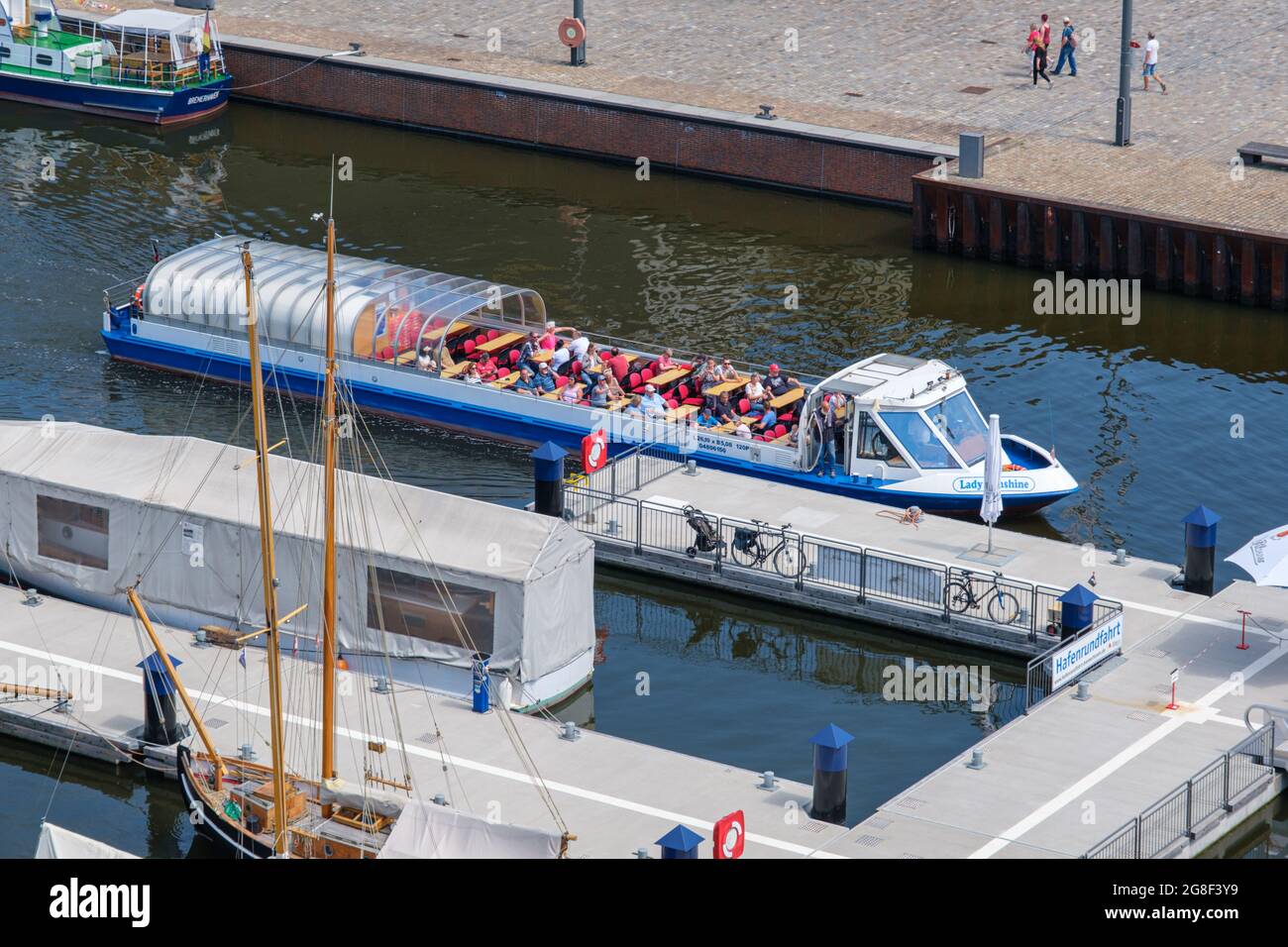 Personen Boot Hafenrundfahrt in Bremerhaven, Germany. Stock Photo
