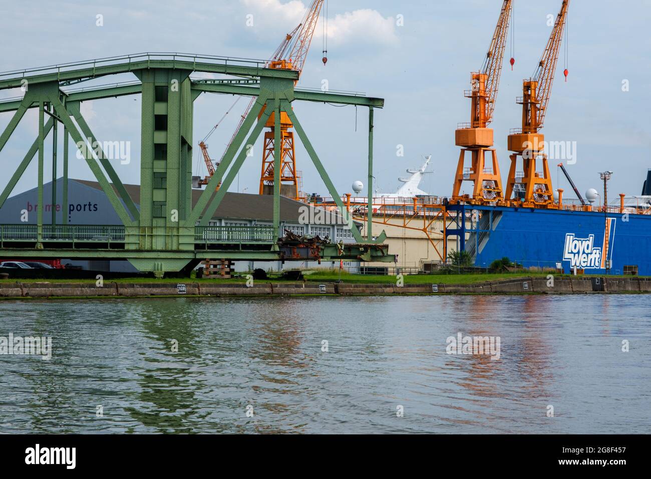 Lloyd Werft Bremerhaven - Kaputte Schleusenbrücke Stock Photo