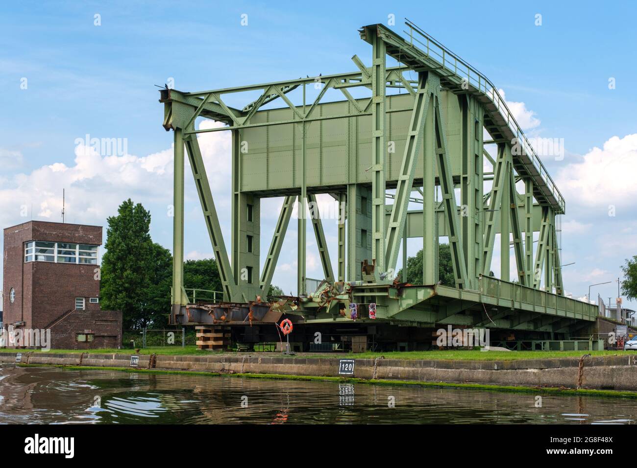 Kaputte Schleusenbrücke Bremerhaven Überseehafen, Deutschland. Broken Bridge Bremerhaven, Germany. Stock Photo