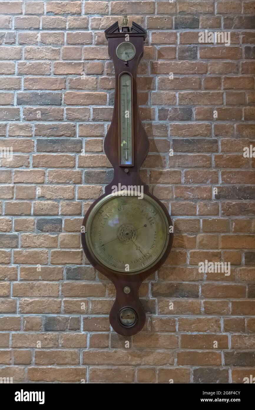 old-wall-clocked-hi-res-stock-photography-and-images-alamy