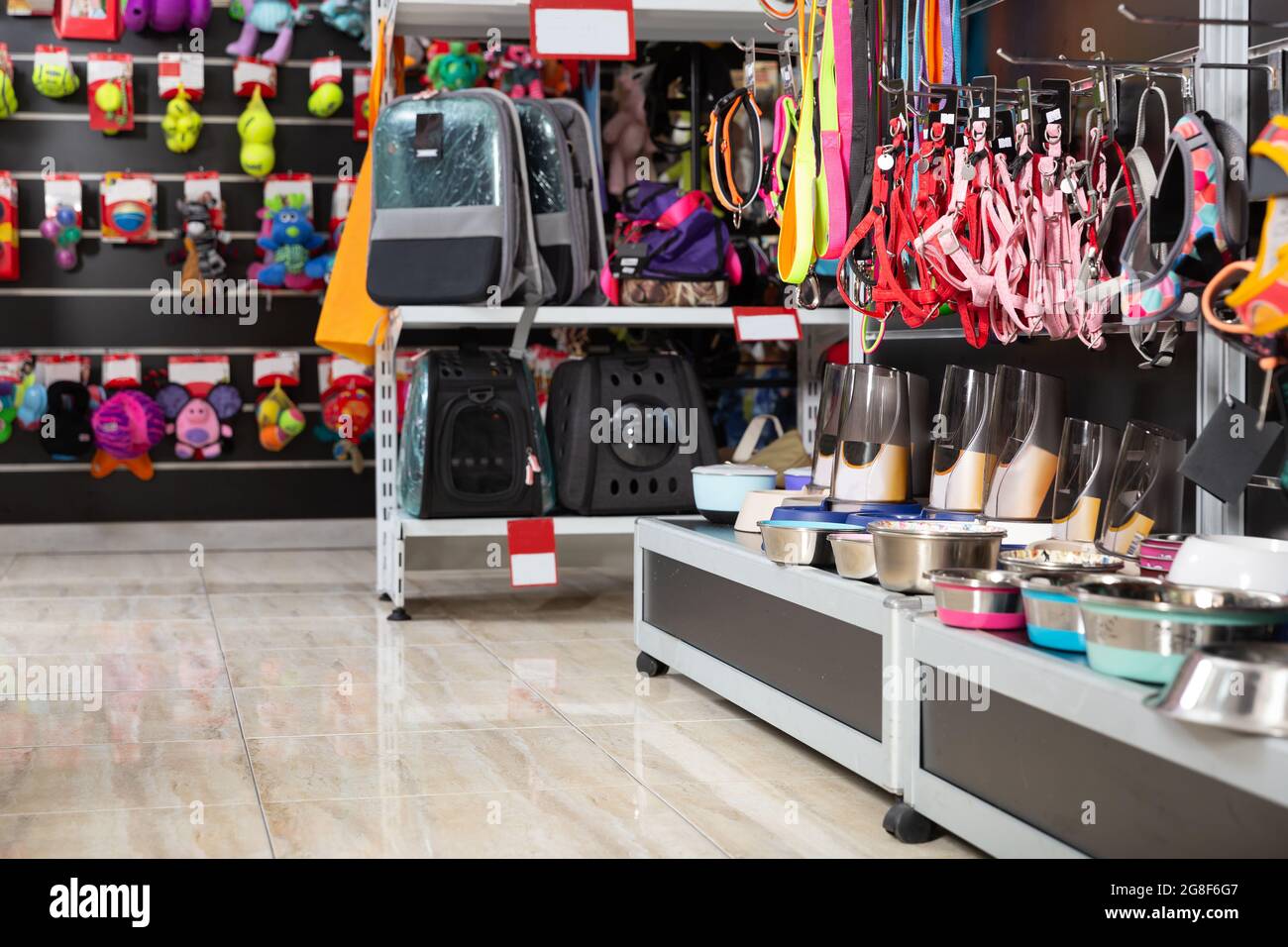 Pet shop interior hi-res stock photography and images - Alamy