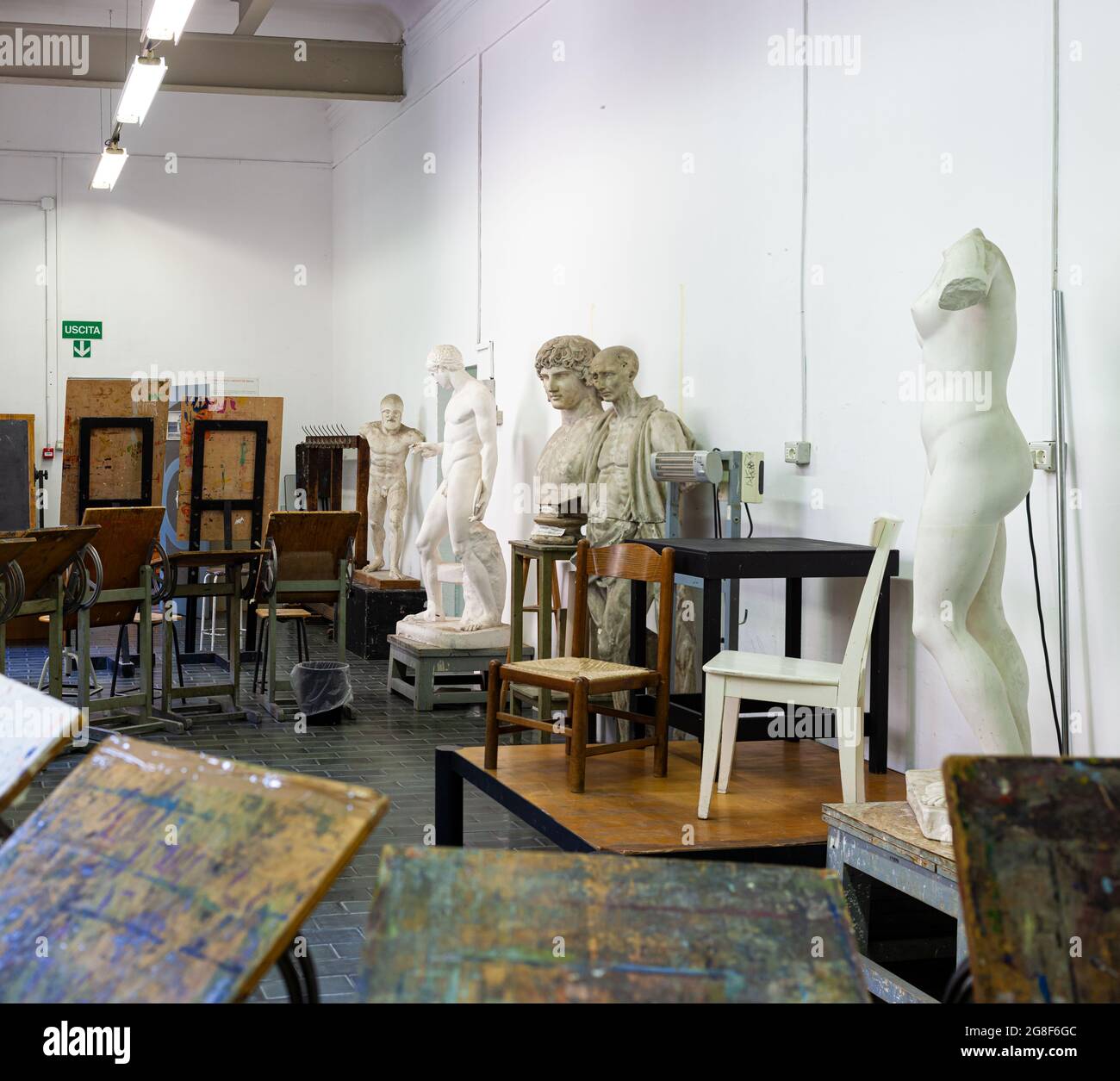 Easels, statues and chairs in the painting classroom of fine art school Stock Photo Alamy