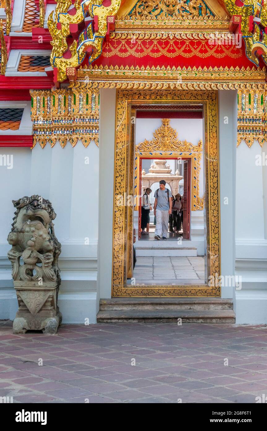 Tourists in Wat Pho temple in Bangkok in Thailand in South East Asia. Stock Photo