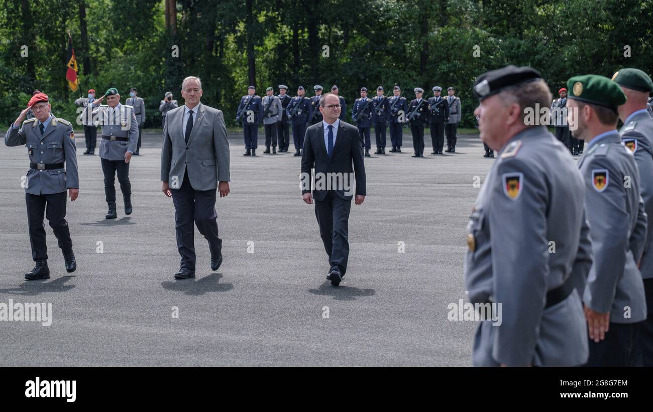 Nienburg, Germany. 20th July, 2021. Michael Mattes (l-r), Deputy Commander of the Lower Saxony State Command, Frank Osterhelweg (CDU) Vice-President of the Lower Saxony State Parliament and Grant Hendrik Tonne (SPD), Lower Saxony's Minister of Education and Cultural Affairs, welcome the voluntary recruits without any experience in the Bundeswehr. Credit: Ole Spata/dpa/Alamy Live News Stock Photo