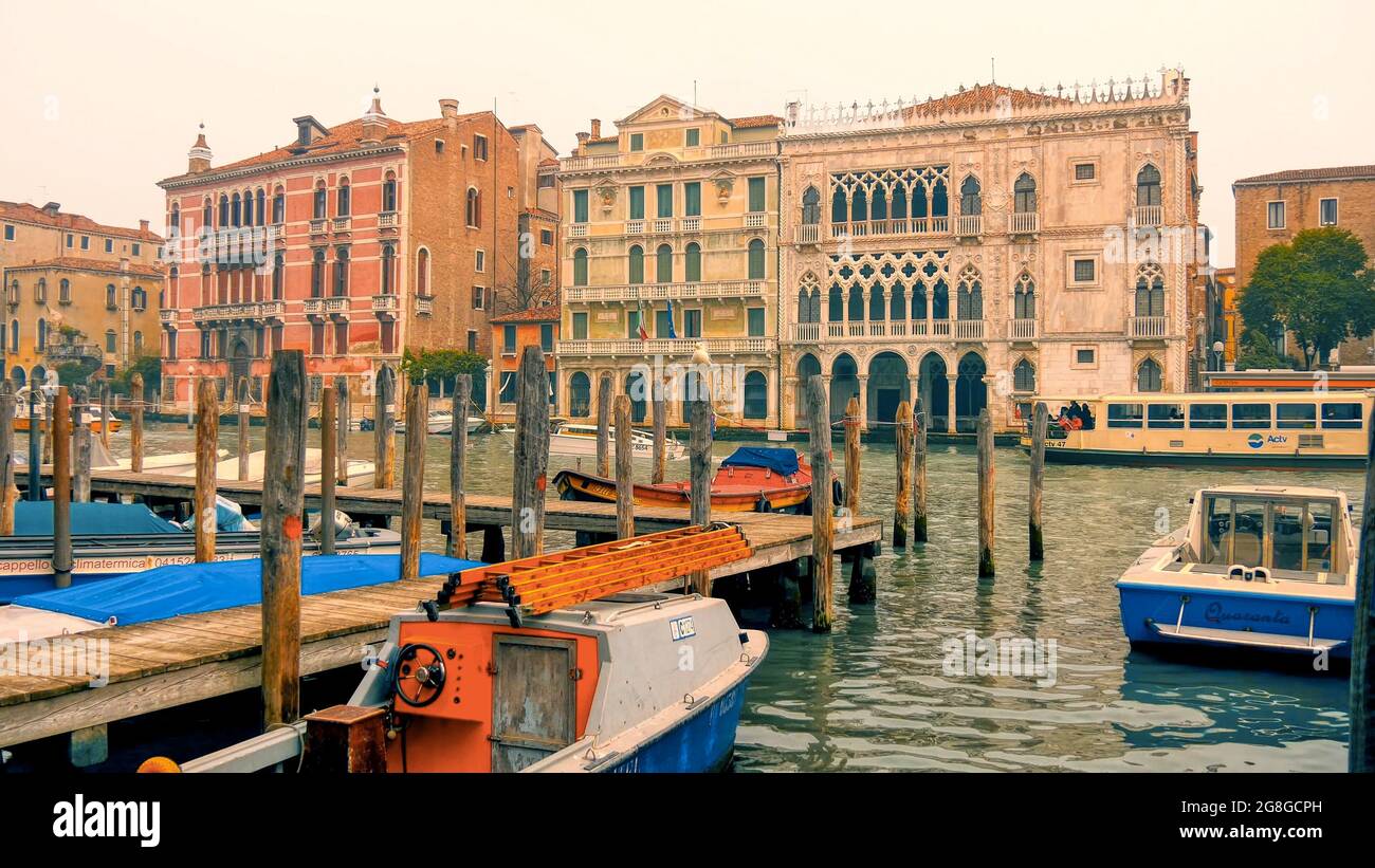 Old buildings venice hi-res stock photography and images - Alamy