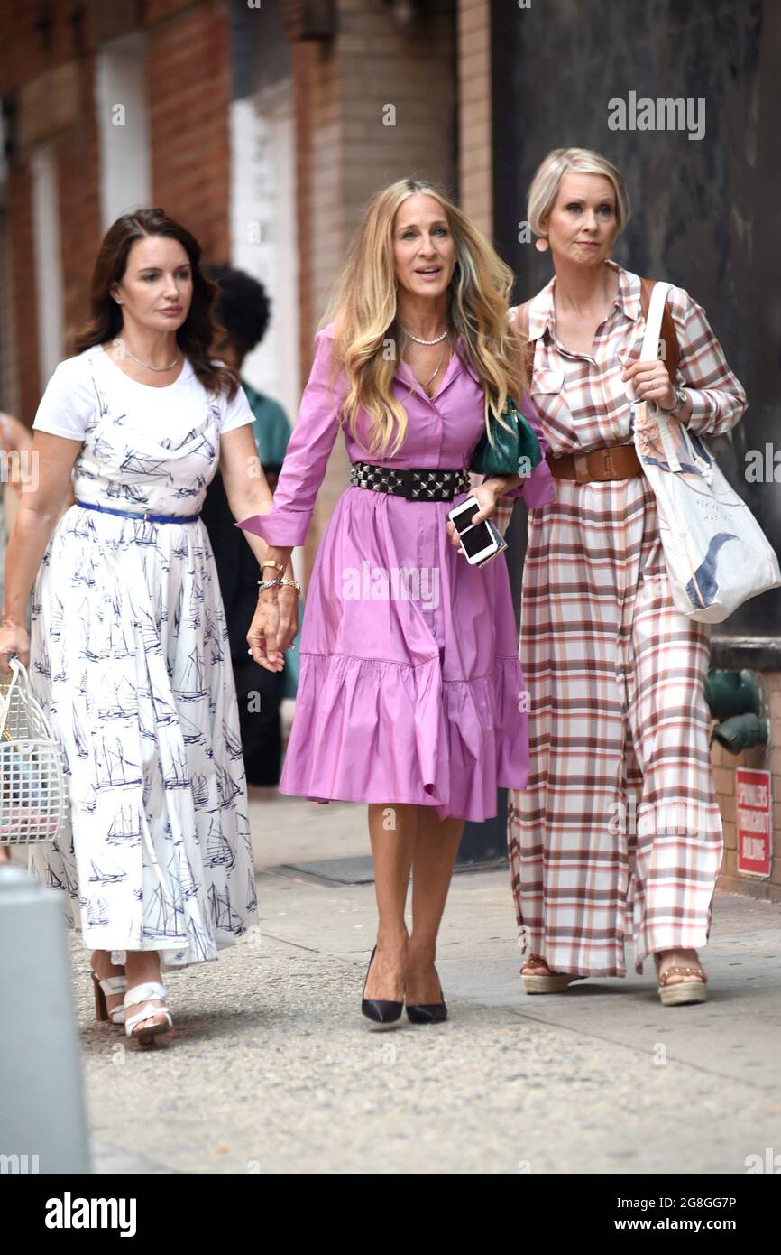 New York, NY, USA. 20th July, 2021. Kristin Davis, Sarah Jessica Parker,  Cynthia Nixon on location for AND JUST LIKE THAT. Television Series Filming  in NYC, New York, NY July 20, 2021.