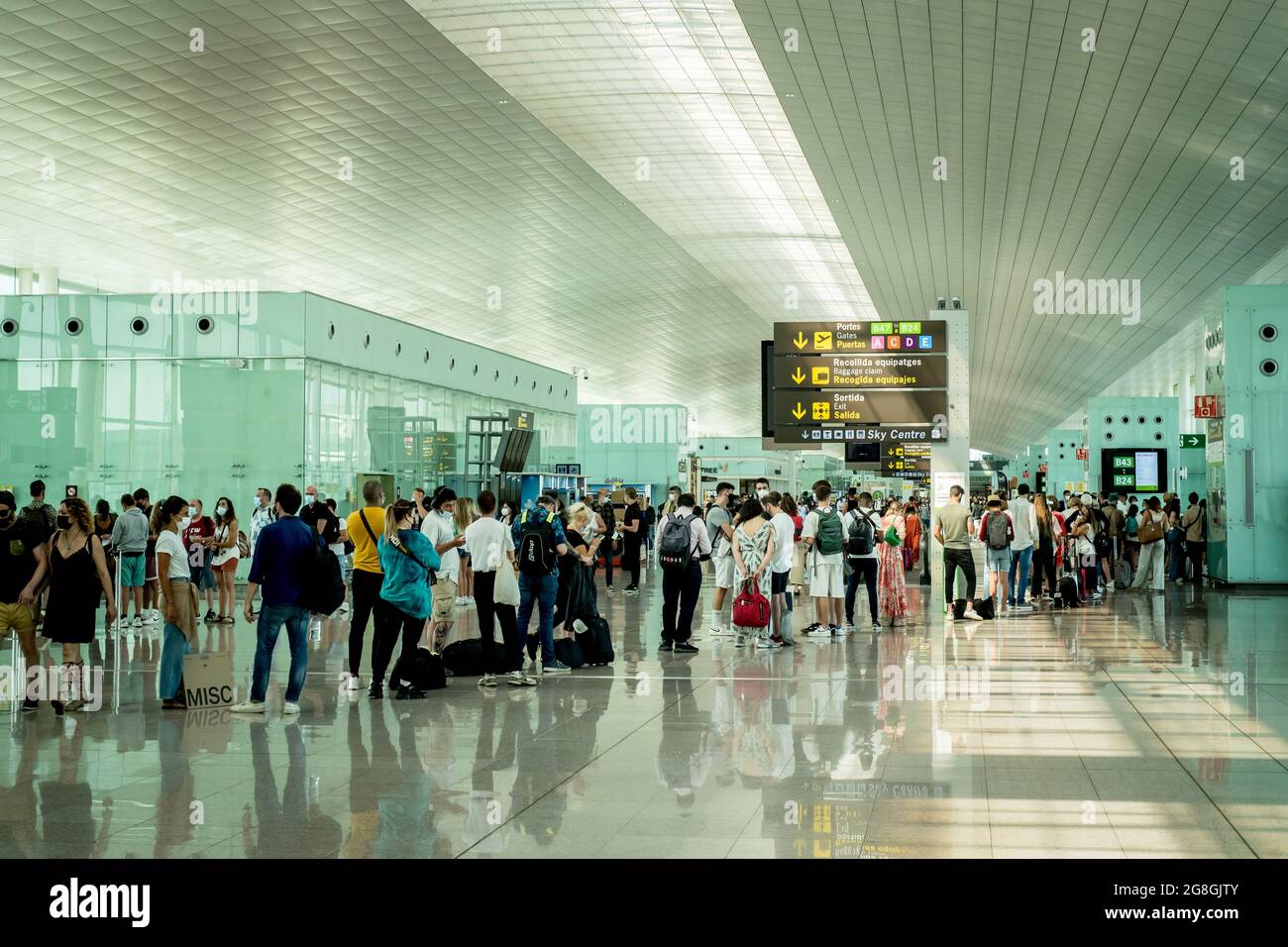 Passengers queue for boarding at Barcelona El Prat International ...