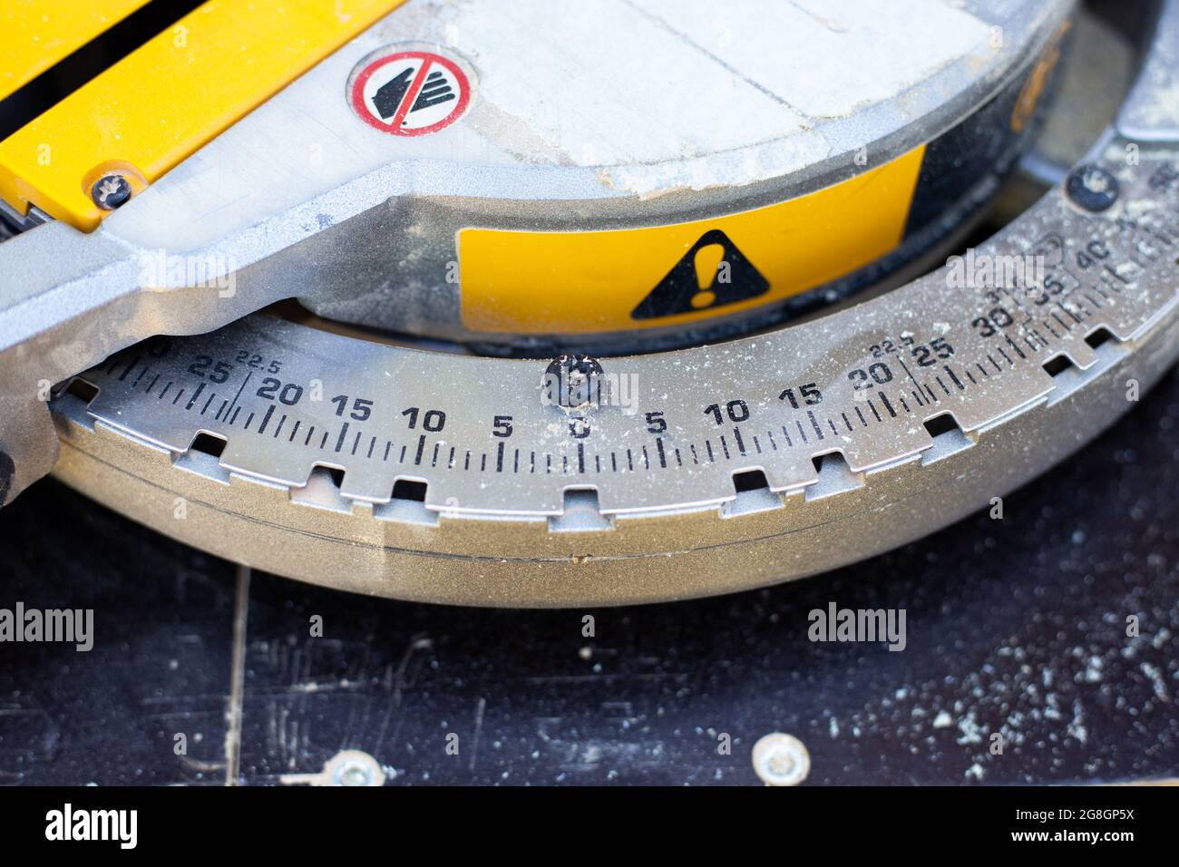 The scale for setting the cutting angle in degrees of the miter ...