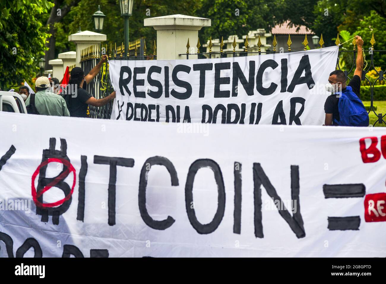 San Salvador, El Salvador. 20th July, 2021. Demonstrators set up banners  displaying messages against the Bitcoin law. Demonstrators march to  congress in protest against a bill approved in June by the Salvadoran