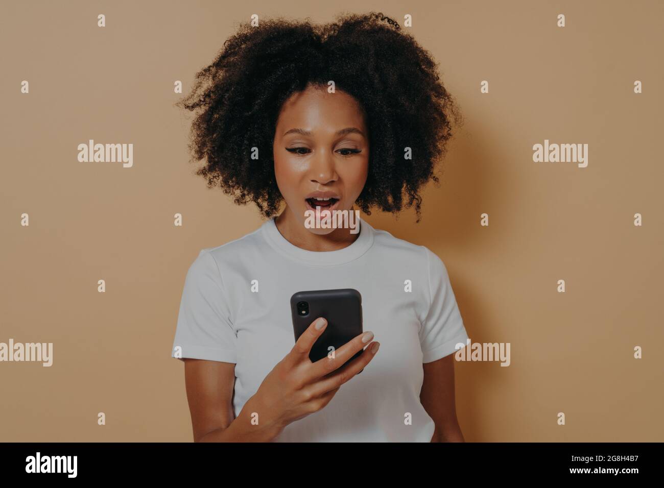 Shocked woman reading isolated hi-res stock photography and images - Alamy