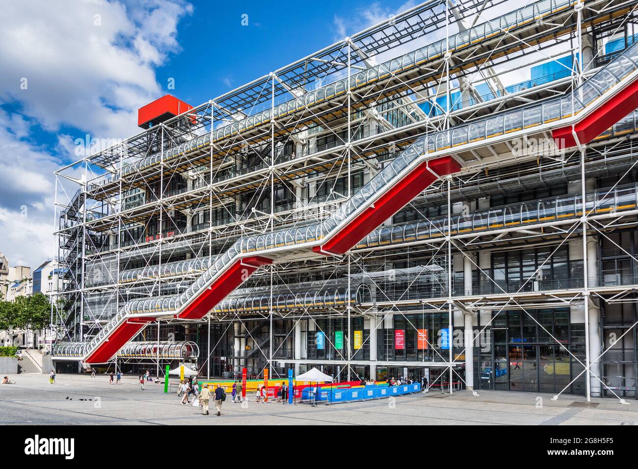 Walkway on the exterior of the Centre Pompidou modern art gallery, designed by Richard Rodgers - Beaubourg, Paris, France. Stock Photo