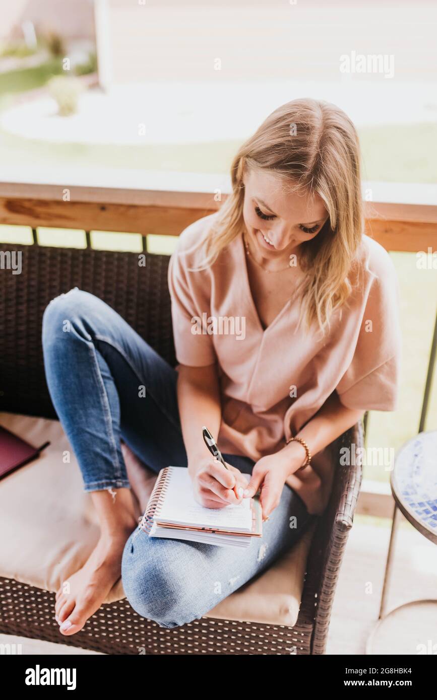 Barefoot woman jeans outside hi-res stock photography and images - Alamy
