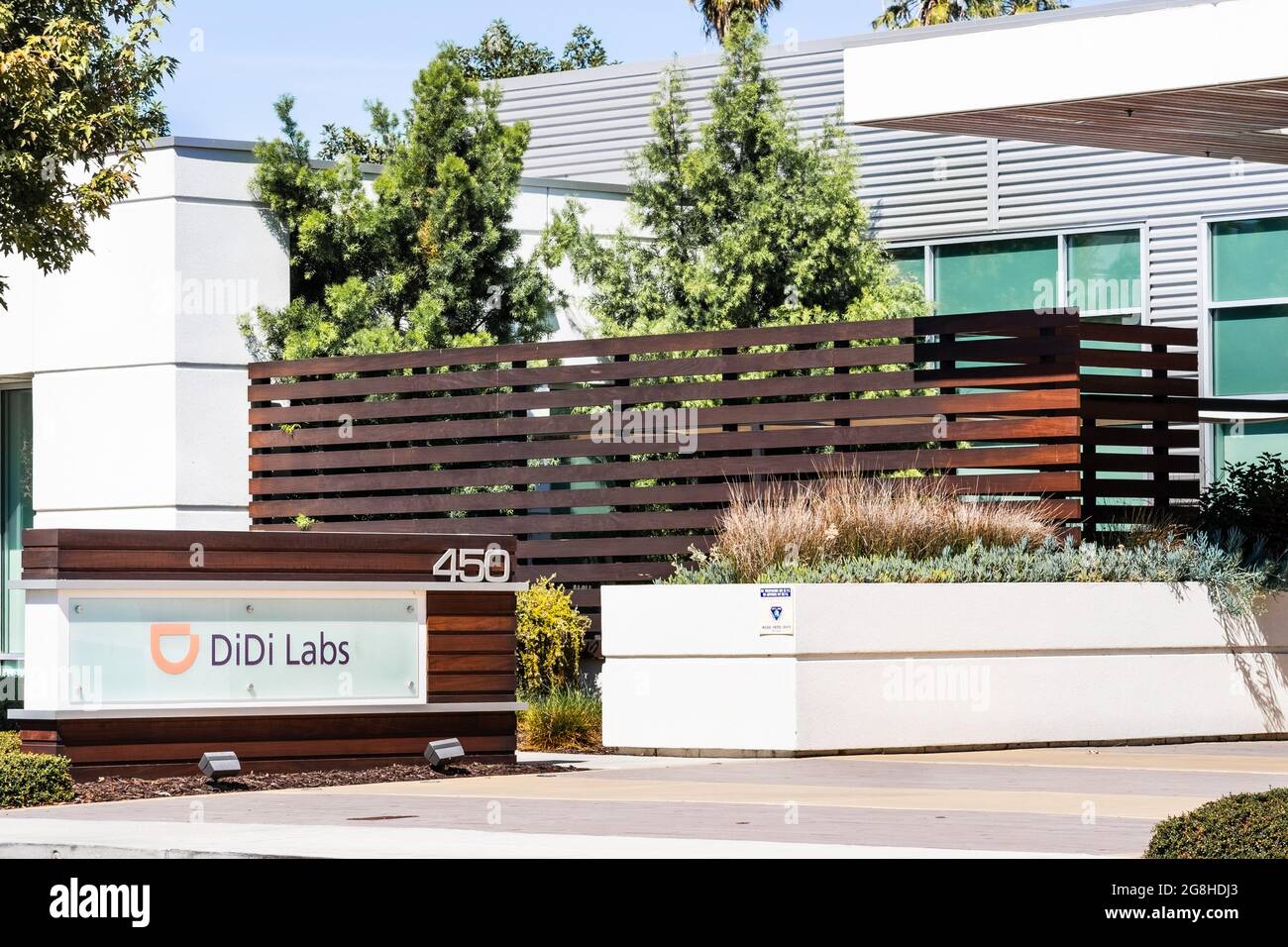 Sep 26, 2020 Mountain View / CA / USA - DiDi Labs offices in Silicon Valley; Didi Chuxing Technology Co. is a Chinese company providing app-based tran Stock Photo