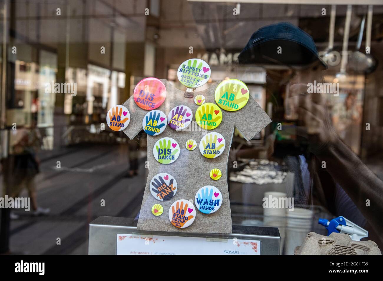 Buttons zum den sog. AHA Regeln: Abstand, Distance, Distanz, Abstand geben länger leben, Wash Hands. Am Sonntag Abend, den 19. Juli 2020 sind Menschen die Fußgängerzone in der Sendlinger Straße entlang spaziert. In einigen Läden gab es Hinweise auf das Corona Virus. -- People enjoy a sunny sunday evening in Munich on July 19th 2020. (Photo by Alexander Pohl/Sipa USA) Credit: Sipa USA/Alamy Live News Stock Photo