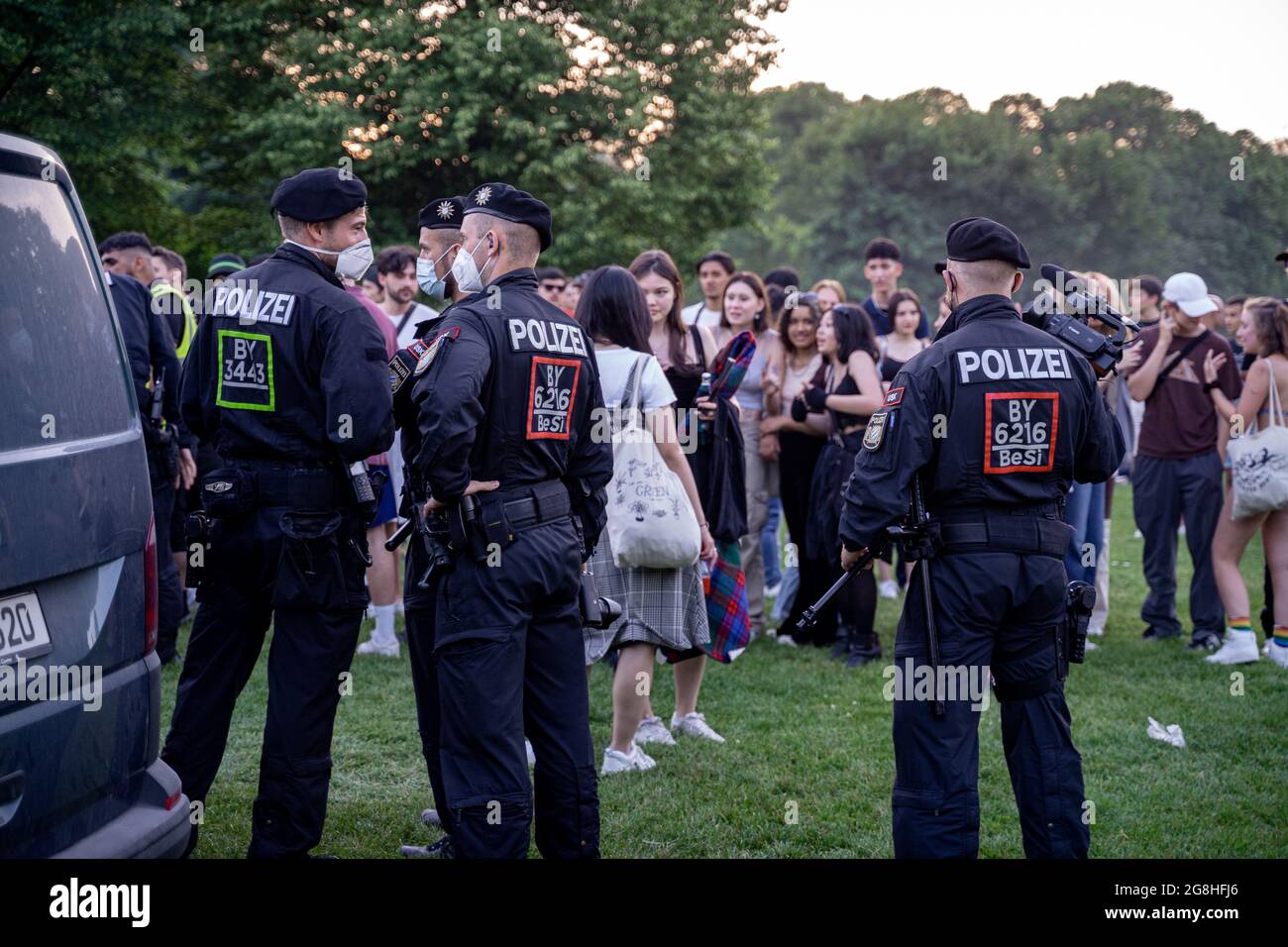 Polizeieinsatz mit Festnahme am Eisbach. Party Hotspot Englischer