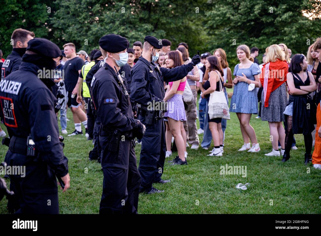 Polizeieinsatz mit Festnahme am Eisbach. Party Hotspot Englischer