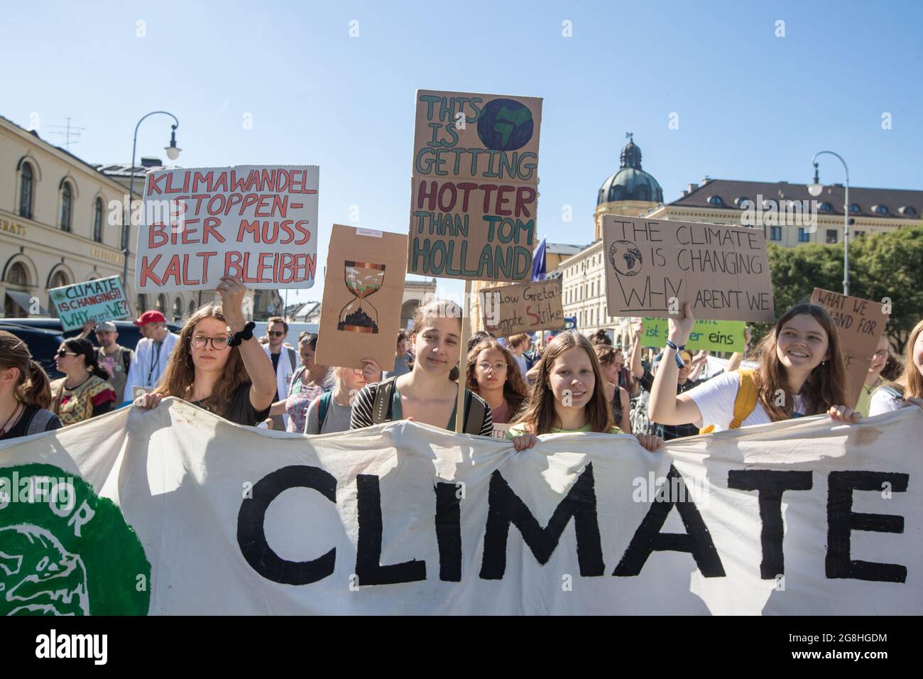Am 13. September 2019 haben einige Hundert junge Menschen für eine bessere Klimapolitik demonstriert. Sie riefen auch zum globalen Klimastreik in einer Woche auf. (Photo by Alexander Pohl/Sipa USA) Credit: Sipa USA/Alamy Live News Stock Photo