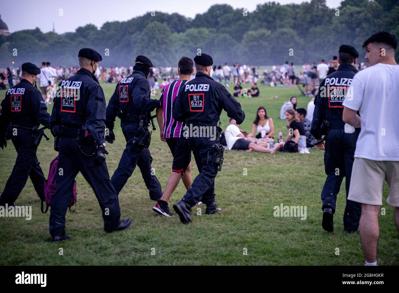 Polizeieinsatz mit Festnahme am Eisbach. Party Hotspot Englischer